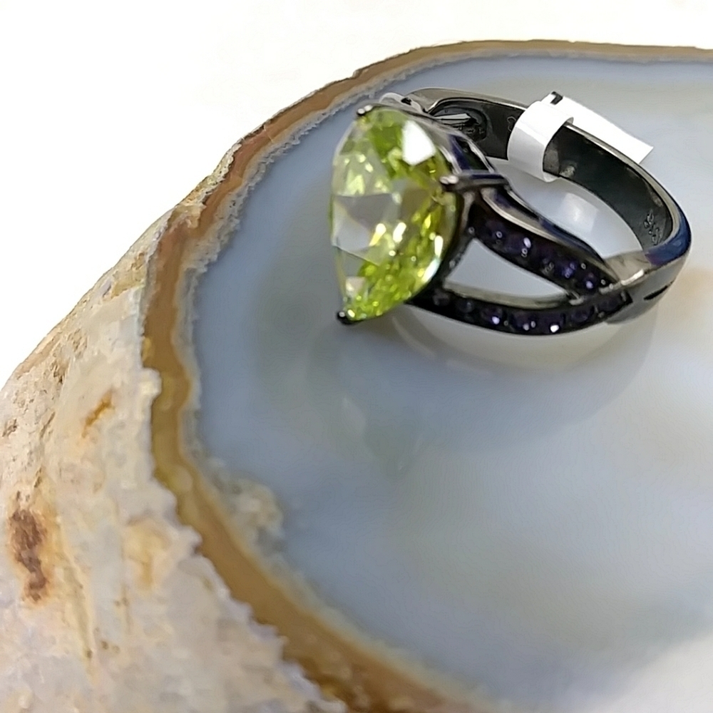 Gothic Cocktail Ring Nickel Free Teardrop Peridot Color Bold Rhinestone Shiny - Picture 5 of 15